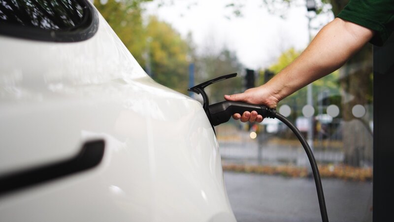 Europcar simplifies EV rental and charging