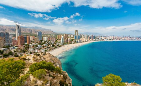 Fly-and-flop solo travel on the rise this summer, research reveals